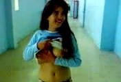 Colegiala muestra las tetas a sus amigos